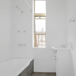 Refurbished Family Home in Prime location - Photo 2