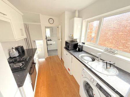 3 bedroom flat to rent - Photo 4