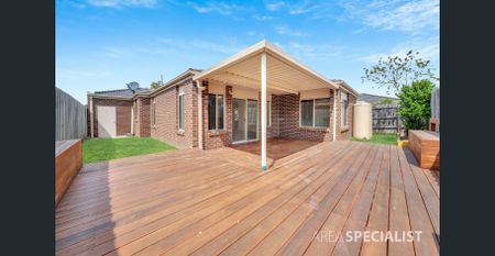 Spacious Family Living in a Peaceful Lynbrook Court! - Photo 4