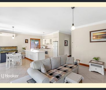 Delightful home located in lovely treelined street - Photo 5