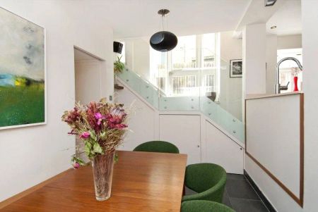 3 bedroom flat in West Hampstead - Photo 2