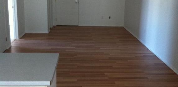 Grand 4 1/2 impeccable 1er étage à louer - Photo 2