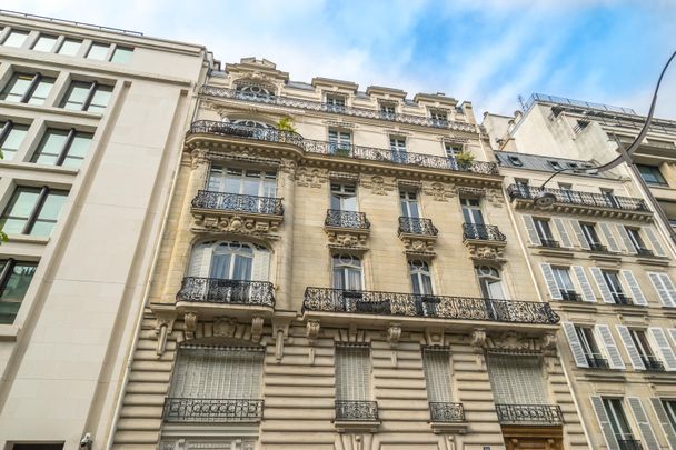 location Appartement F2 DE 66.9m² À PARIS - Photo 1