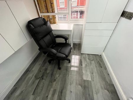 Studio Flat, Victoria Park, M14 - Photo 3