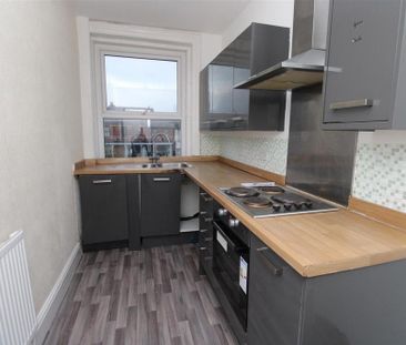 3 bedroom flat to rent - Photo 5