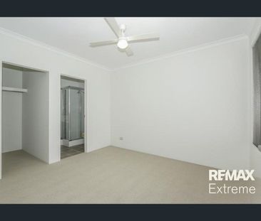 Terrace style home in the gorgeous beachside suburb Eglinton! - Photo 3