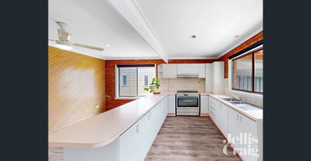 Beautifully renovated, large 3 bedroom house in perfect location! - Photo 5