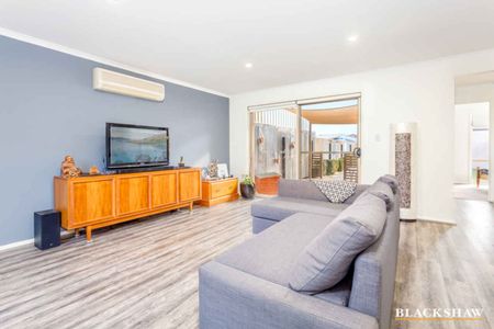 Gungahlin Townhouse with large backyard - Photo 4