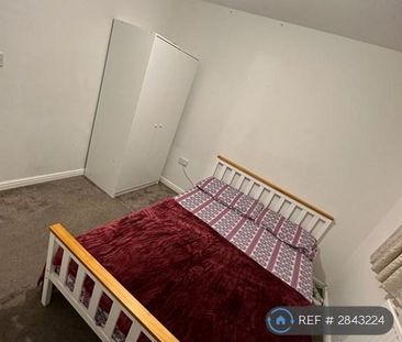 1 bedroom in a house share to rent - Photo 2