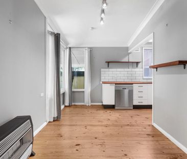 MODERN THREE BEDROOM HOME - CONVENIENT LOCATION - Photo 1