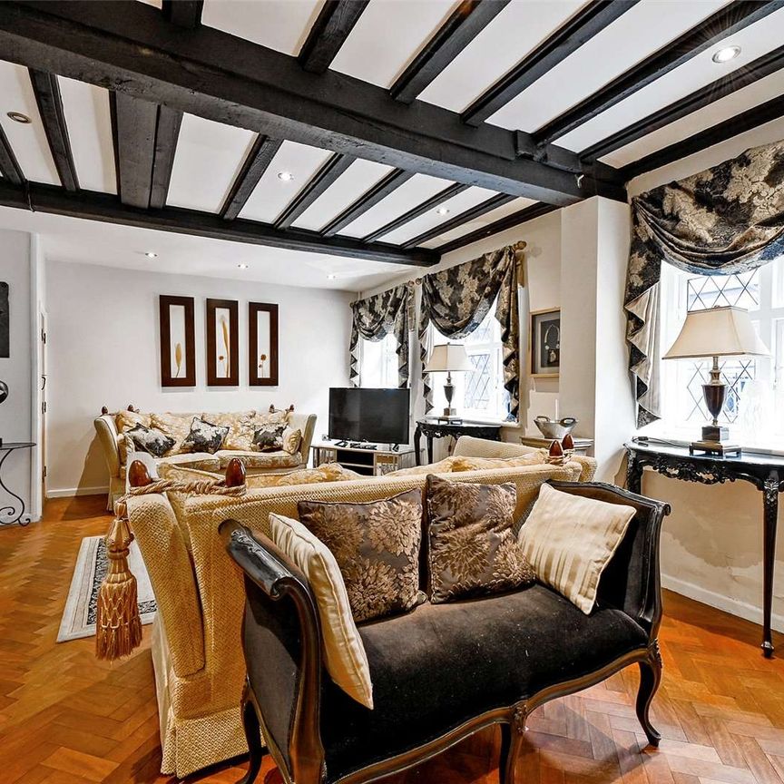 A beautifully presented and furnished three bedroom cottage in an idyllic location in the Heart of Eton. - Photo 1