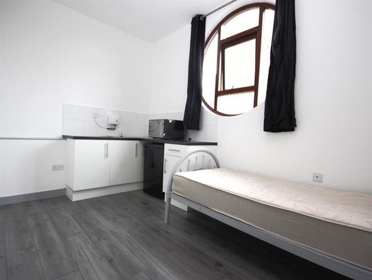 1 bedroom in a house share to rent - Photo 1