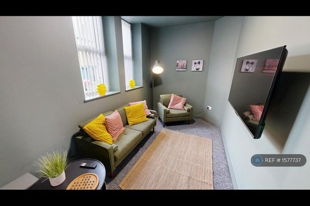 1 bedroom in a house share to rent - Photo 1