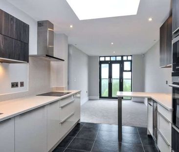 A luxury apartment in a prime Sevenoaks location, with off street parking. - Photo 1