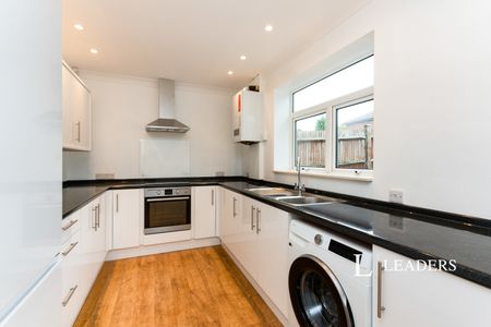 3 bedroom house to rent Henslow Way, GU21 - Photo 2