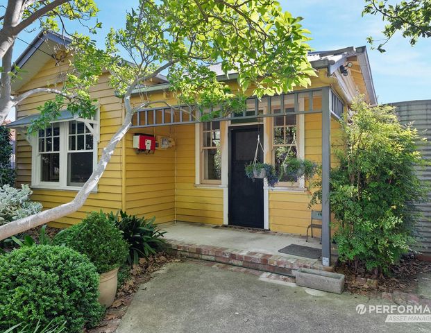 Alluring Lifestyle Cottage with Separate Studio - Photo 1