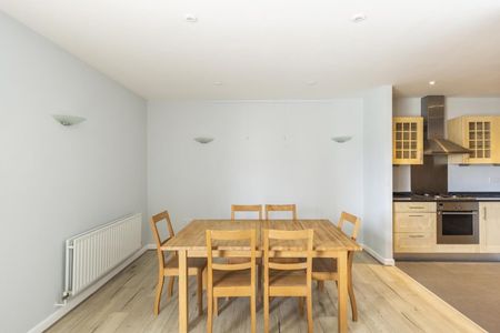 3 Bed Flat - Photo 3