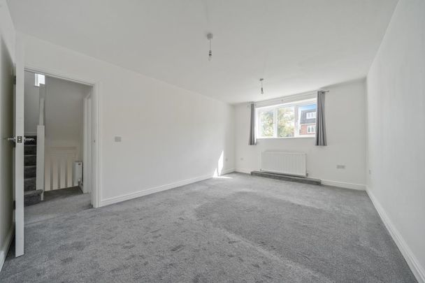 4 bedroom semi-detached house to rent - Photo 1