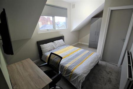 6 bedroom semi-detached house to rent - Photo 4