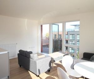 2 Bedrooms Flat to rent in London SE18 | £ 415 - Photo 1