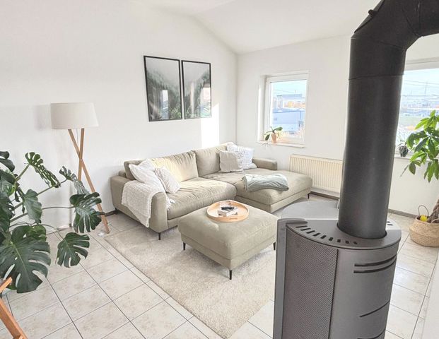 Trierweiler: Helle 2-Zimmer-Wohnung mit Südbalkon, Einbauküche und Holzofen mit perfekter Lux-Anbindung. - Foto 1