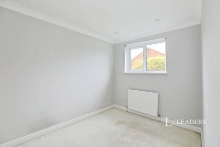 3 bedroom house to rent Sycamore Drive, East Grinstead, RH19 - Photo 5