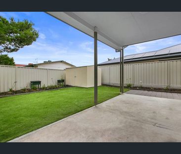 Beautifully presented, semi-furnished, coastal home - Photo 5