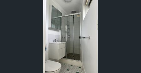 STUDIO APARTMENT ....CAR PARK INCLUDED - Photo 5