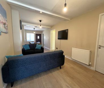 Bond Street, Egham, Surrey, TW20 - Photo 3