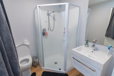 Looking for a warm, stylish apartment just steps from campus? - Photo 4