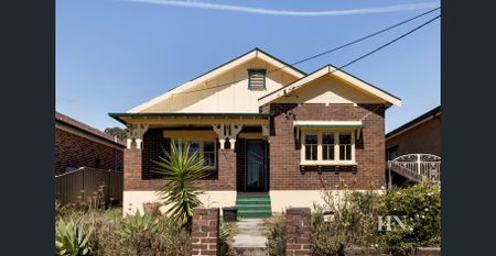 Large family home in ultra convenient location - Photo 2