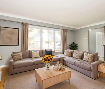 **BEAUTIFUL** 3 Bedroom Main Unit in Welland!! - Photo 4