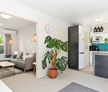 3 Bed Townhouse Central Khandallah - Cat Allowed - Photo 2