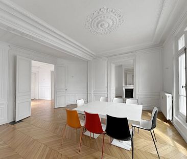 PARIS VIIIe – RUE DE LA BOÉTIE – À LOUER VIDE 5E ETAGE SUPERBE 7 PIÈCES 4 CHAMBRES 236M2 - Photo 3