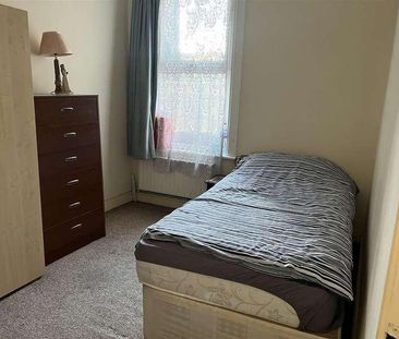 Albert Road, London, E18 - Photo 1