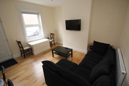 3 bedroom end of terrace house to rent - Photo 2