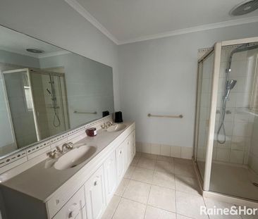 Spacious 3 Bedroom Home - Photo 4