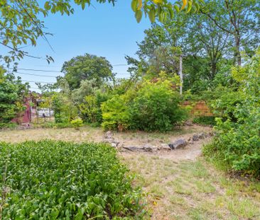 A generous home minutes from everything - Photo 6