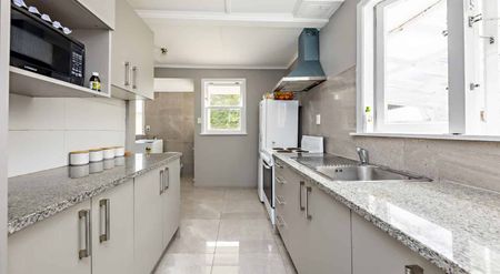 Available NOW!! 3 bedroom House! - Photo 4