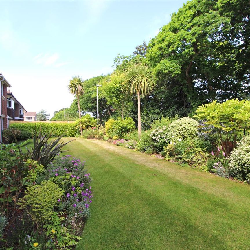 Daniels Lodge, Highcliffe - Photo 1