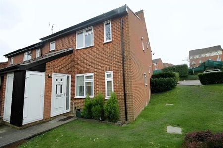 Bevelwood Gardens, High Wycombe - Photo 3