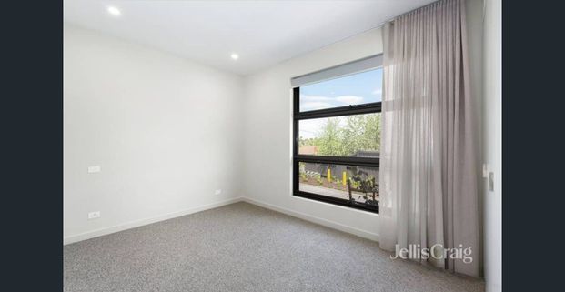 Stylish & Light-Filled Town Residence in Prime Rosanna Location - Photo 1