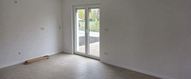 Erstbezug! Hochwertige Familienwohnung über 2 Ebenen! Terrasse, Garten, EBK! - Foto 1