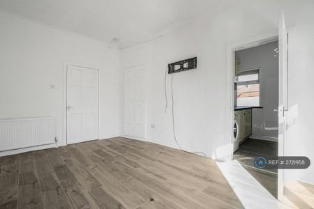 3 bedroom flat to rent - Photo 2