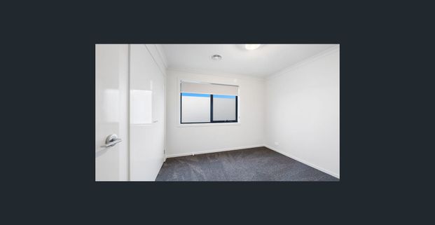 Scenic views over parklands in an executive style luxurious townhouse! - Photo 1