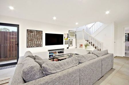 Spacious Four Bedroom Family Home - Photo 4