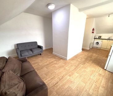 2 bedroom flat to rent - Photo 2
