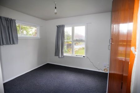STUDENT ACCOMMODATION – THREE BEDROOM HOUSE + STUDY - Photo 3