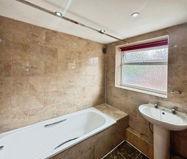 4 bedroom semi-detached house to rent - Photo 2