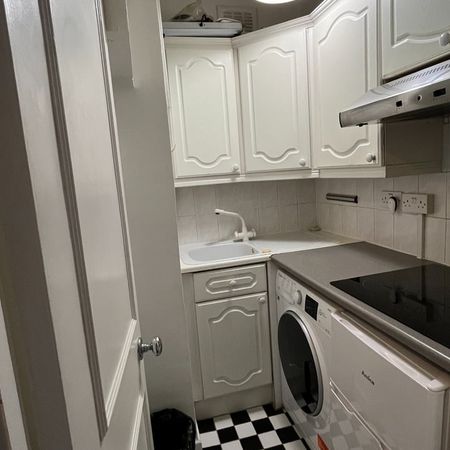 1 Bed Flat, Russell Court, WC1H - Photo 3